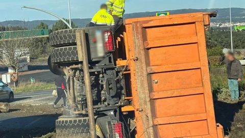 Camin volcado en la rotonda de Vilar do Colo, en la parte de Cabanas