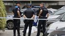 Varios agentes custodian el cuerpo del hombre asesinado en Los Rosales, A Coru�a