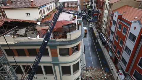 Los bomberos trabajan en el derrumbe de la terraza del colegio San Vicente de Pal de Gijn