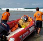 Un equipo de socorristas en las playas de Barreiros.