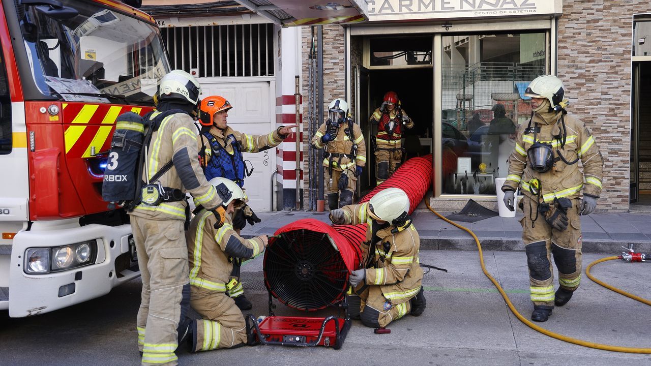 Un incendio en un centro de estética de la calle Sol, en A Coruña, obliga a cortar la vía