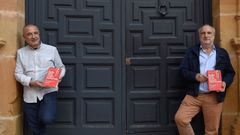 De derecha a izquierda, el catedr�tico de Psicolog�a Cl�nica de la Universidad de Oviedo Marino P�rez y el profesor de Psicolog�a Jos� Errasti, con el libro �Nadie nace en un cuerpo equivocado�