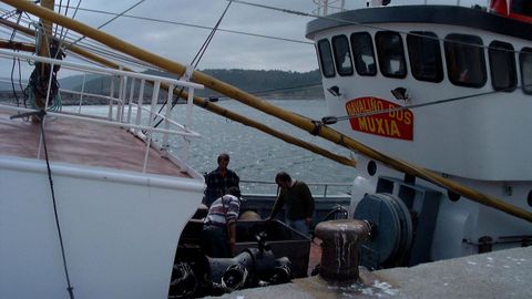 <span lang= gl >Imaxe de arquivo do Navalio Dos, cando se preparaba para a campaa do bonito do 2001</span>