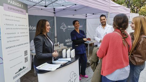 Carpa informativa de la Fundaci�n Recoletas Salud, en la r�a do Paseo