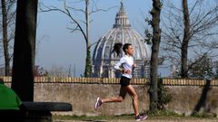 Una mujer hace deporte en Roma.