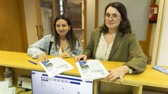 Paula Seoane y �ngela Facal, ayer por la ma�ana en el Rexistro del Concello de Carballo, donde entregaron la documentaci�n para ser remitida a la Direcci�n Xeral de Mobilidade.