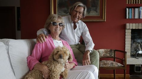 María Luisa, «Mata», y Andrés, el modelo The Spanish King, posan con Osito el día de su aniversario.