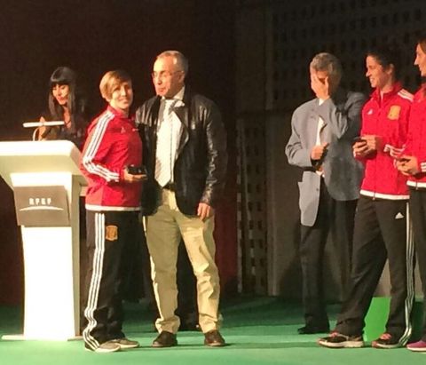Blanco, en un acto de la selección femenina, con Villar, quien se tapa la cara.