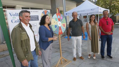 Francisco Mart�nez, Bel�n do Campo y los concejales Vicente Mari�o, Carmen P�rez y Ram�n Doval en el acto de clausura de la campa�a �Volta ao cole� de la patronal de Ribeira