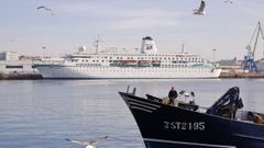 Barcos de pesca y un crucero en el puerto de A Coru�a
