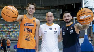 Guillem Jou y D&iacute;dac Cuevas, capitanes, junto al t&eacute;cnico Carles Marco.