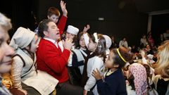 El alcalde de Pontevedra, Miguel Anxo Fern�ndez Lores, canta villancicos con alumnos del colegio Doroteas, en una imagen de archivo