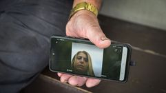 Un familiar de Marisol, agarrando la foto de esta mujer.