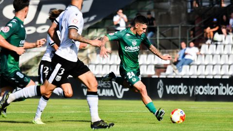 Richarte a punto de realizar un pase a otro de sus compañeros del CD Arenteiro.