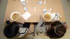 �La escena que desaparecer� el pr�ximo curso�. En esta imagen de archivo tomada en el colegio ribeirense de O Grupo puede verse una configuraci�n de asientos que cambiar� para conseguir una distancia entre los chicos de un metro y medio. Tambi�n deber�n estar agrupados por aula