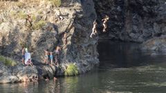 Ba�istas al pie del t�nel romano de Montefurado, en Quiroga