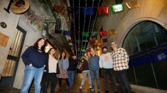 Comerciantes de la calle San Rom�n mostrando su colorida decoraci�n navide�a.