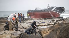 Un marinero fallecido tras embarrancar un pesquero�al lado del Castro de Baro�a