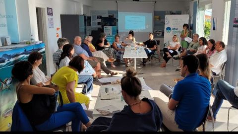 Reuni�n del GALP Golfo �rtabro Norte en la Casa do Pescador, en Mi�o