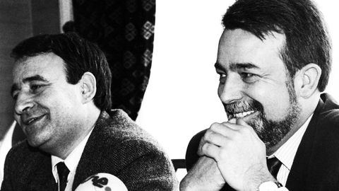 Los galleguistas Carlos Casares y Alfredo Conde, en una imagen de 1991