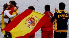 Alabau recibe la felicitaci�n de su novio Alex Guyader