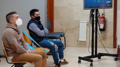 Marcos V. V., a la izquierda, y Santiago V. A., durante el juicio celebrado en la secci�n compostelana de la Audiencia Provincial
