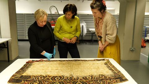 De&nbsp;izquierda a derecha: Julie Adams, comisaria de la muestra y conservadora interina de &Aacute;frica, Ocean&iacute;a y las Am&eacute;ricas del museo; Ana Isabel V&aacute;zquez Reboredo, directora gerente de la Fundaci&oacute;n Cidade da Cultura; y Laura Snowl, m&aacute;nager<br />de exposici&oacute;ns itinerantes.