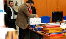 El juez (izquierda) registr� el Concello de Ferrol hace un a�o.