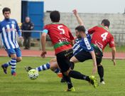 Denis, autor del gol del Puebla, luchando entre dos rivales para llevarse el bal�n. 