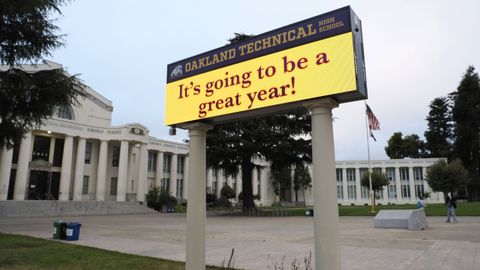 Un letrero luminoso, tpico en el entorno de los centros educativos en Norteamrica, da la bienvenida a los estudiantes de un instituto de California, en una imagen de agosto.