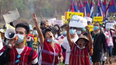 Protesta contra la junta militar eon los territorios birmanos controlados por la guerrilla karen