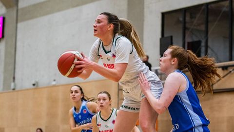Iva Belosevic en la visita del Baxi Ferrol al Ostrava checo