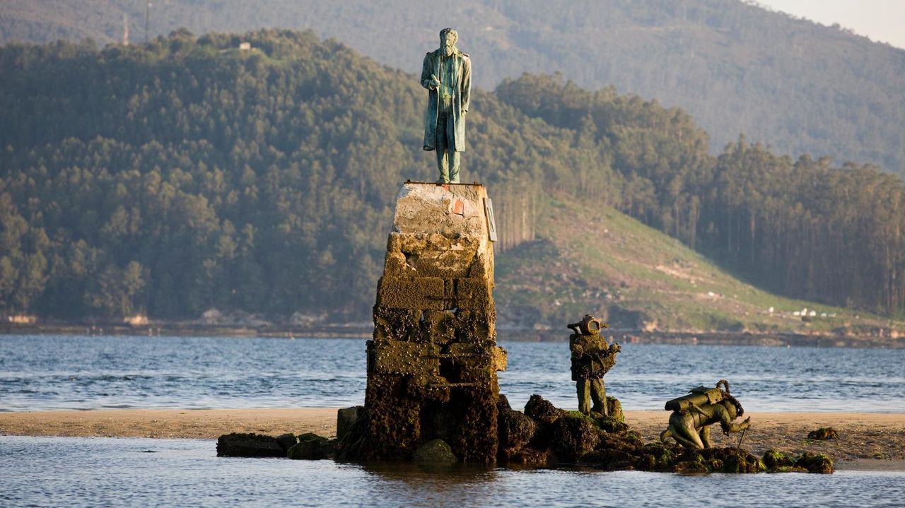 El monumento al capitán Nemo se deteriora sin remedio al fondo de la ría de Vigo