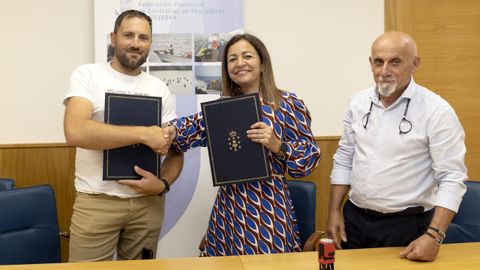 La conselleira do Mar, Marta Villaverde, durante la firma de los convenios con representantes de las cofrad�as de Arcade y Vilaboa.
