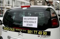 <span lang= es-es >Protestas en todos los �mbitos</span>. La supresi�n de los partidos judiciales no gusta a casi nadie; en Betanzos, los taxistas han decidido mostrar su rechazo colocando pancartas en sus veh�culos.