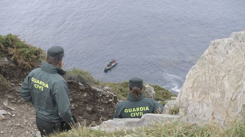 -El helicptero de Bomberos de Asturias ha localizado un cadver en un acantilado de la zona de Cabo Vidio, donde est trabajando el operativo para localizar al alcalde de Soto del Barco, Jaime Prez