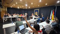 Una de las votaciones que se realizaron en el pleno de julio celebrado este lunes en Ribeira