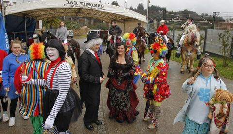 El entroido de los Xenerais da Ulla llen� ayer de color el viejo campo de la fiesta de Angrois. 