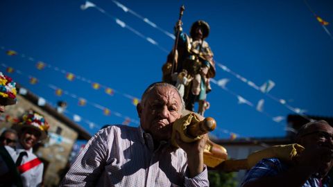Romer�a da Virxe do Cristal.Los danzantes de Vilanova dos Infantes se acercan a la Virxe do Cristal en la plaza del pueblo y le dedican su danza gremial, que cuenta con una segunda parte con un entrelazado.