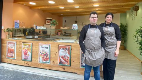 El ovetense Miguel, de 23 a�os, y la vallisoleta Sara, de 21, est�n al frente de esta creper�a situada en la plaza de Longoria Carbajal