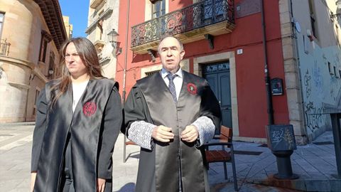 El letrado Benigno Villarejo Alonso, antes de tomar posesi�n como decano del Ilustre Colegio de la Abogac�a de Gij�n, junto a la abogada Patricia Prendes.
