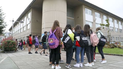 Exterior del instituto Antn Fraguas de Santiago en los primeros das de clase