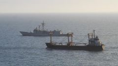 Al fondo, la fragata espa�ola Numancia, de la fuerza naval europea contra la pirater�a (Operaci�n Atalanta), escoltando al mercante Sward hacia Mombasa (Kenia), tras abandonarlo el 11 de septiembre del 2026 los piratas somal�es que lo mantuvieron secuestrado desde el 26 de abril.