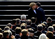 Merkel y Hollande escenificaron en pblico su voluntad de cooperar con un beso.