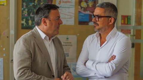 El presidente de la Deputaci�n y el alcalde de Carballo, ayer en la entrada del Concello