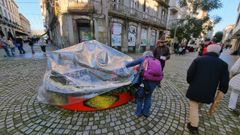 La c�psula gigante que se encuentra en el cruce entre la R�a do R�o y Valent�n Viqueira ha sufrido estas navidades varios percances.