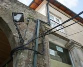 La se�alizaci�n se ha vuelto casi ilegible en algunos casos y los cables est�n por muchas fachadas.