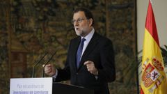 Rajoy insta a Puigdemont a �desconectar� de su delirio independentista