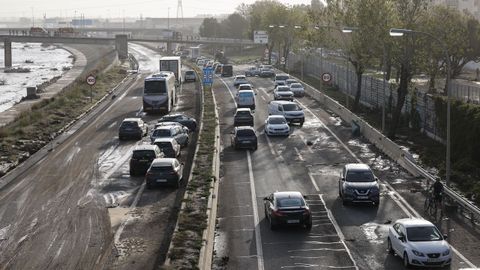 Situacin de la carretera de circunvalacin de Valencia, un da despus del paso de la dana