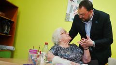 El secretario general de la FSA-PSOE, presidente del Principado y candidato, Adri�n Barb�n, junto a una usuaria del centro de d�a de Luarca